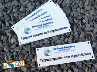 Naamplaatjes op wit aluminium